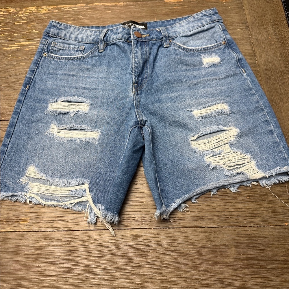 Fashion Nova Size 11 Women Distressed Mid Rise Jean Shorts